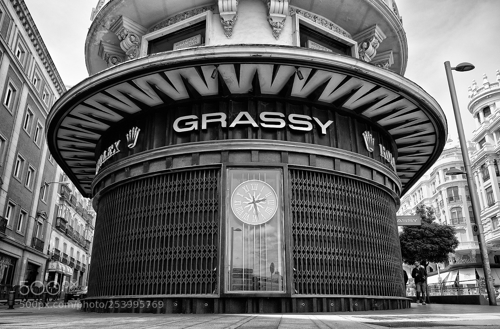 Panasonic Lumix DMC-GX8 sample photo. Edificio grassy photography