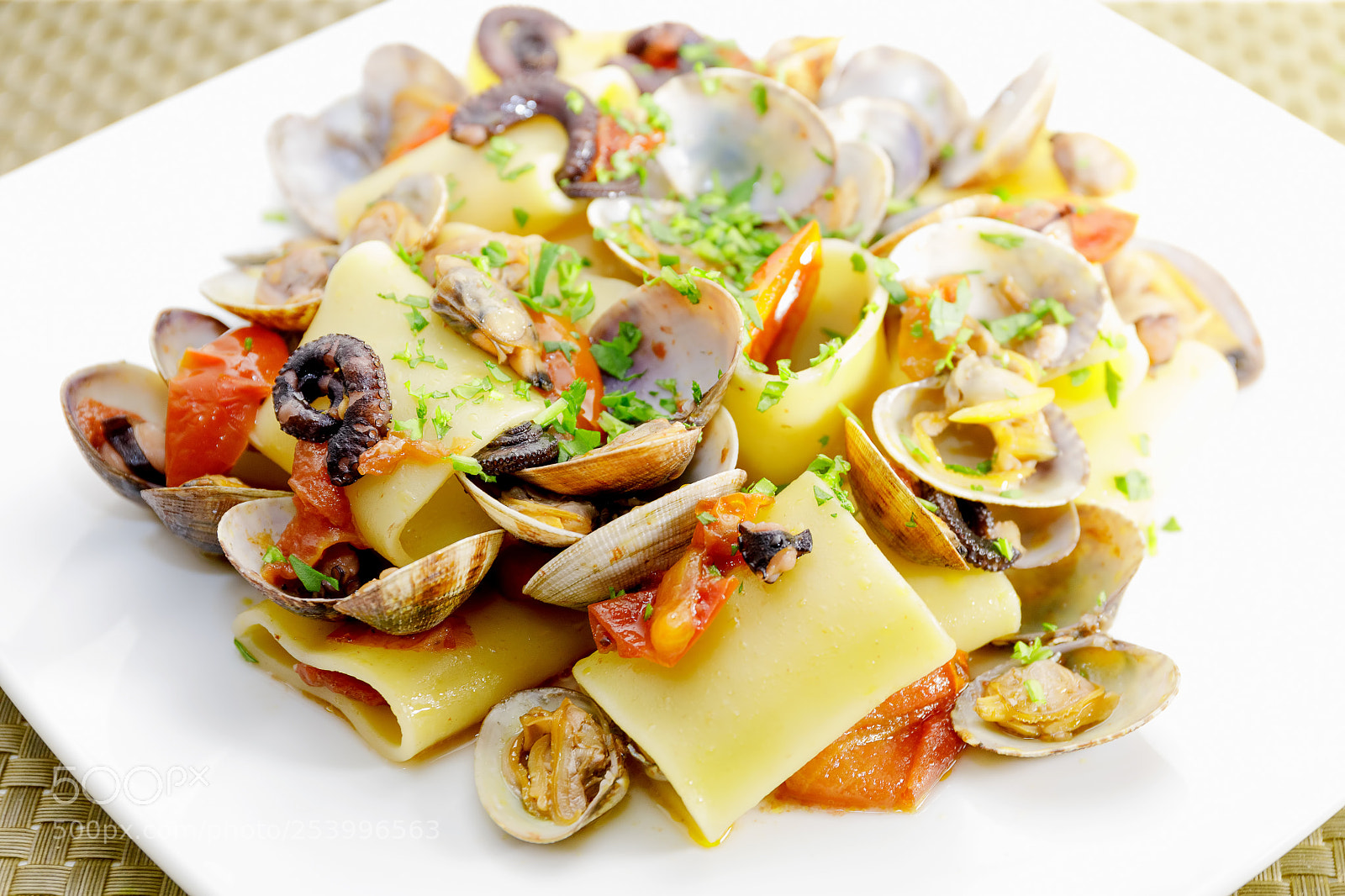 Canon EOS 5D Mark IV sample photo. Paccheri, clams and octopus photography