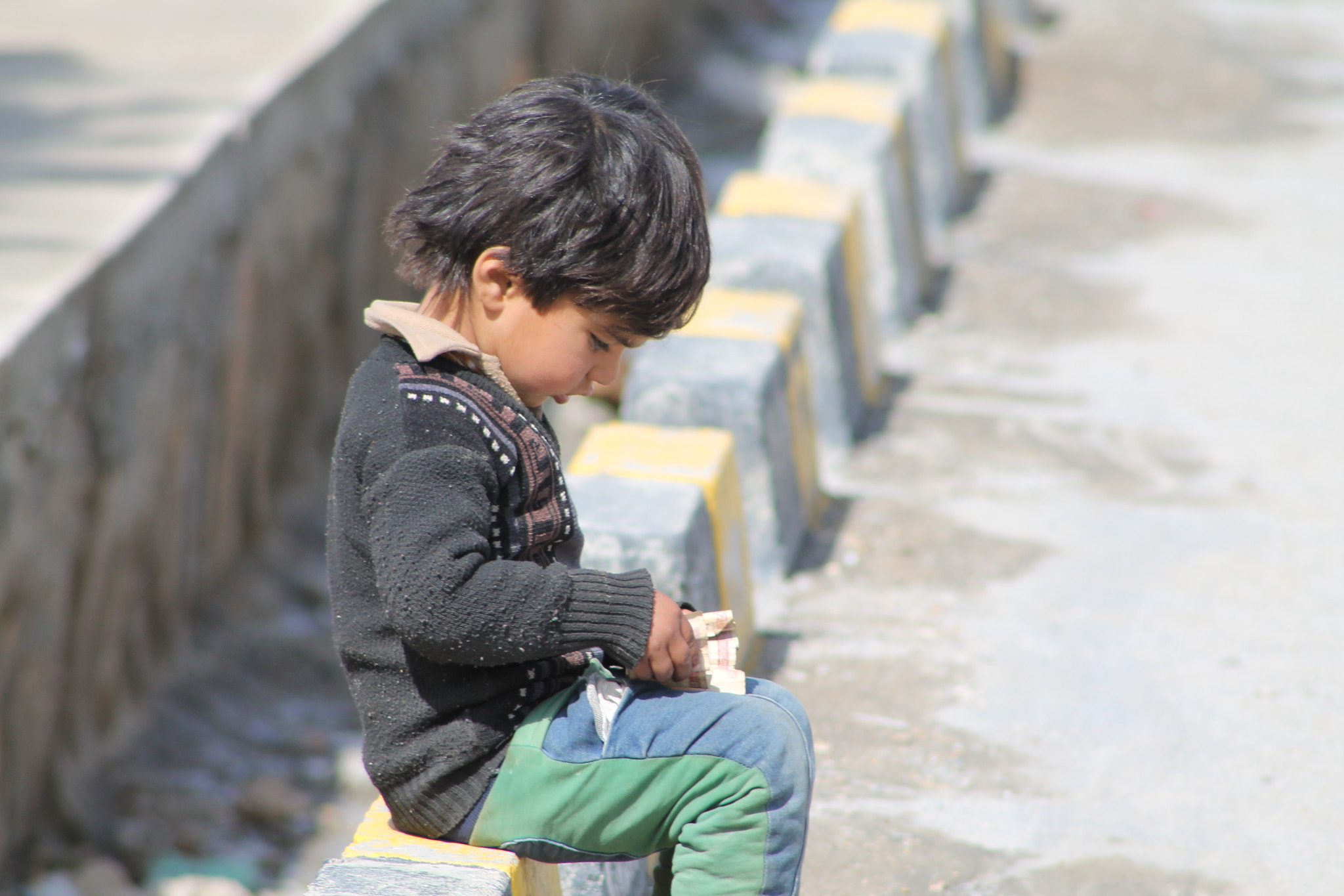 Canon EF 75-300mm f/4-5.6 sample photo. Road-side eating child photography