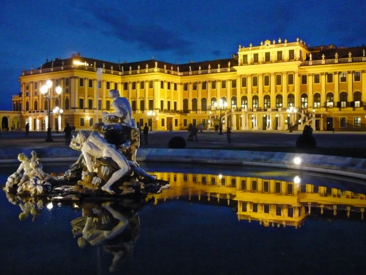 Panasonic Lumix DMC-LS80 sample photo. A beautiful autumn evening in schonbrunn photography