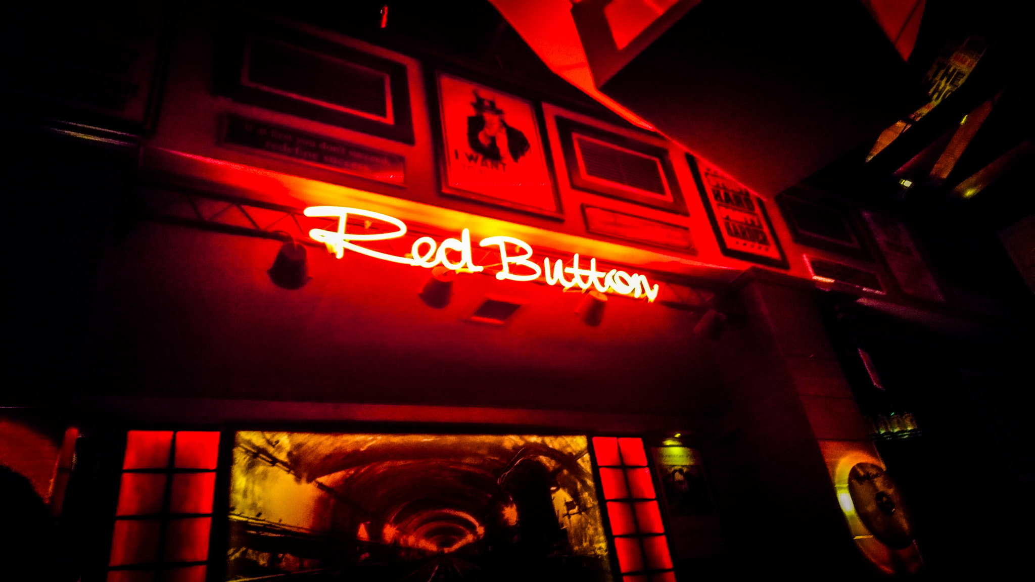 Sony Xperia X Compact sample photo. Red button rock bar photography