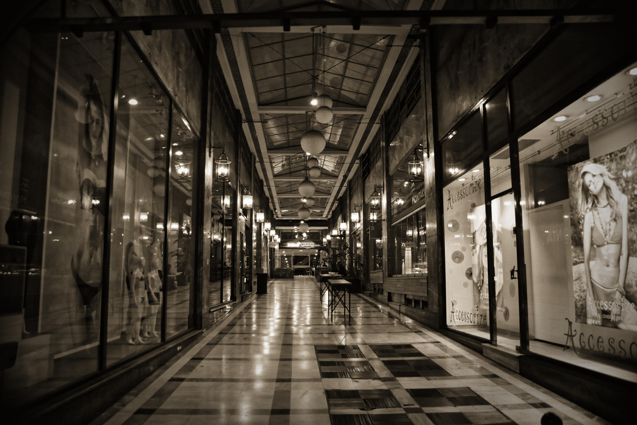 AF Zoom-Nikkor 28-105mm f/3.5-4.5D IF sample photo. Night photoshooting in the streets of athens greece photography
