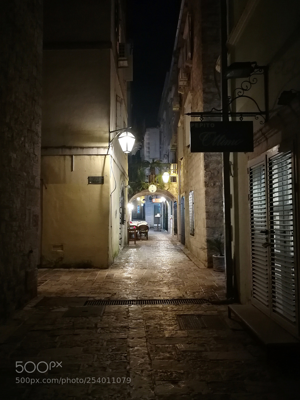 HUAWEI P10 sample photo. Getting lost along the photography