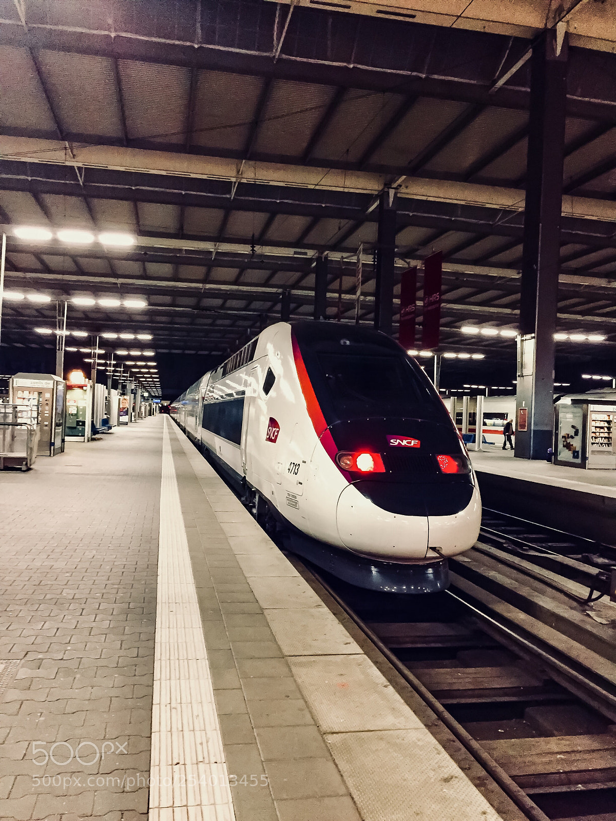 Apple iPhone 6 sample photo. Tgv at munich central photography