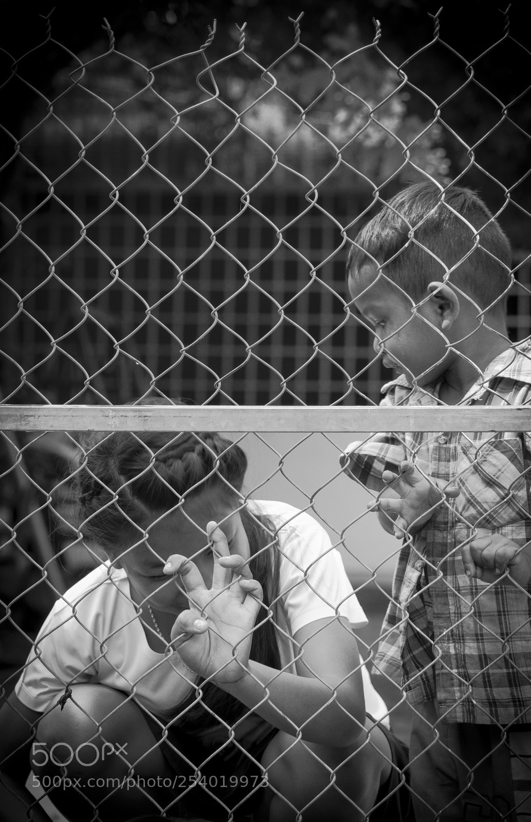 Sony SLT-A68 sample photo. Children behind the gate photography