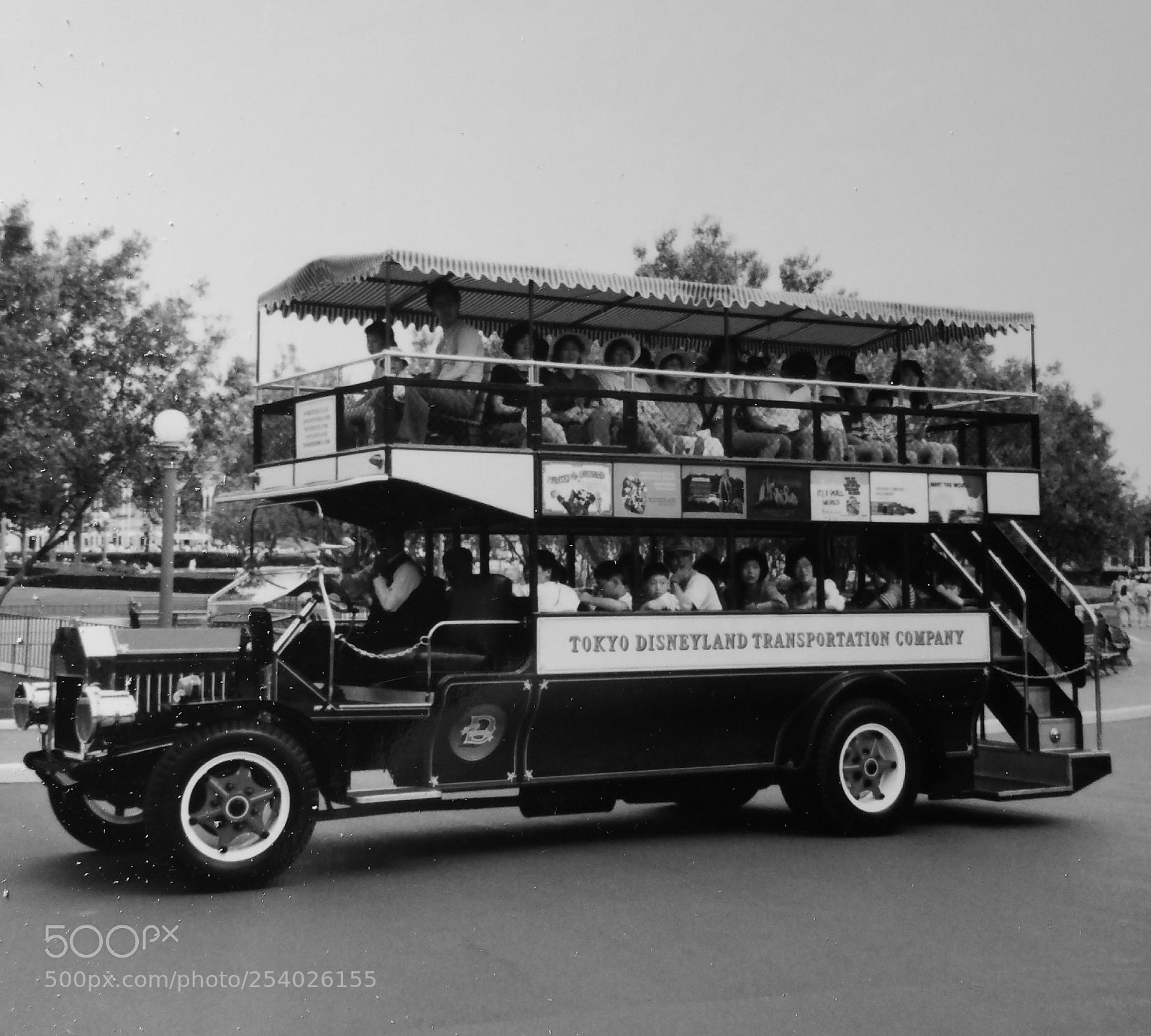 Samsung Galaxy Note4 sample photo. Disney bus photography
