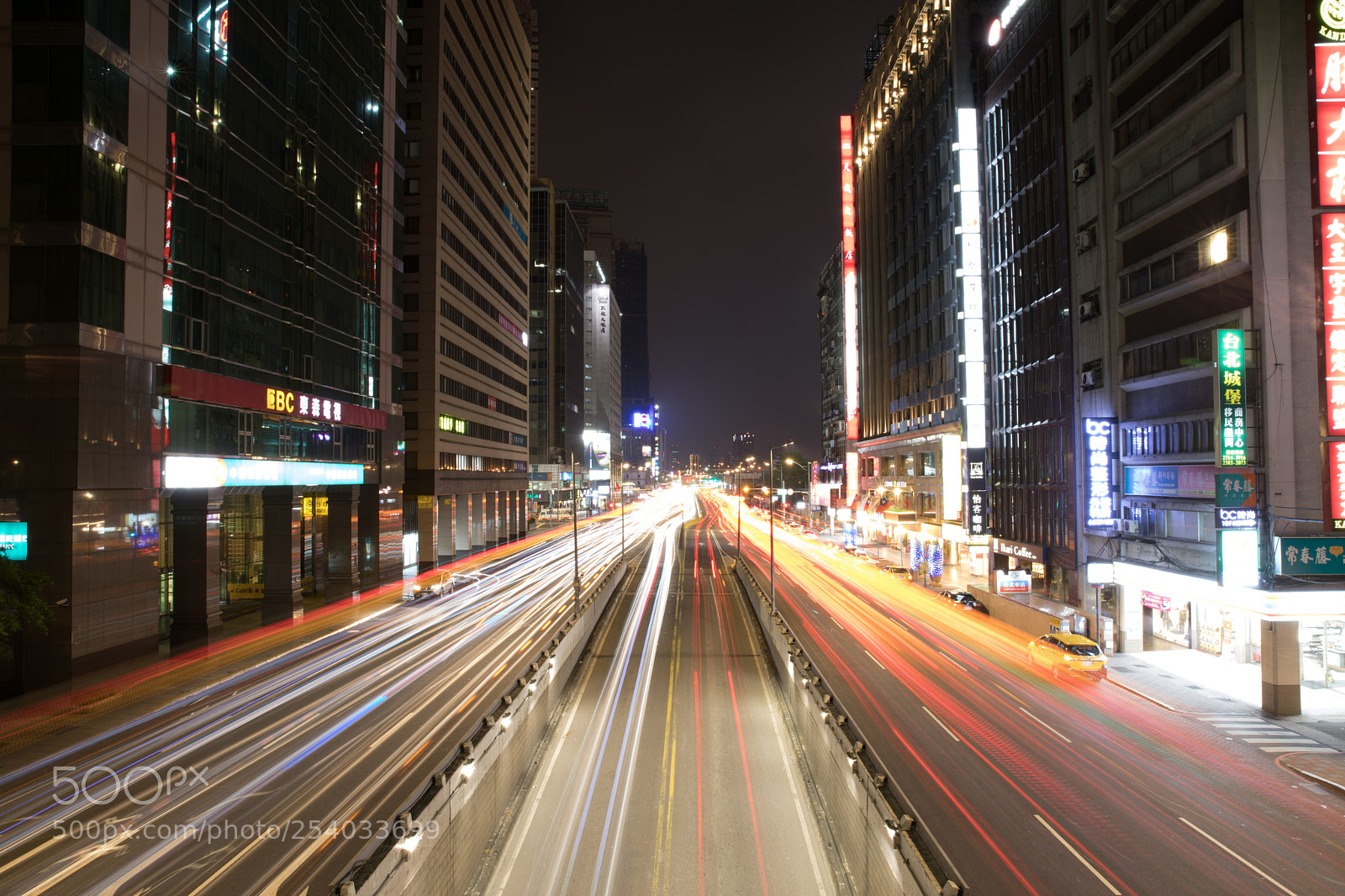 Canon EOS 5D Mark IV sample photo. 台北車站-忠孝西路人行天橋 photography