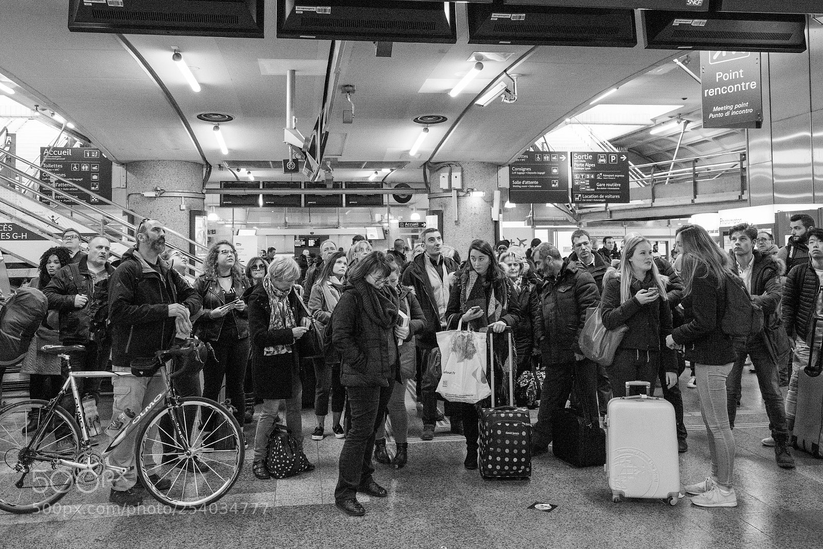 Sony a7 II sample photo. In front of departure photography