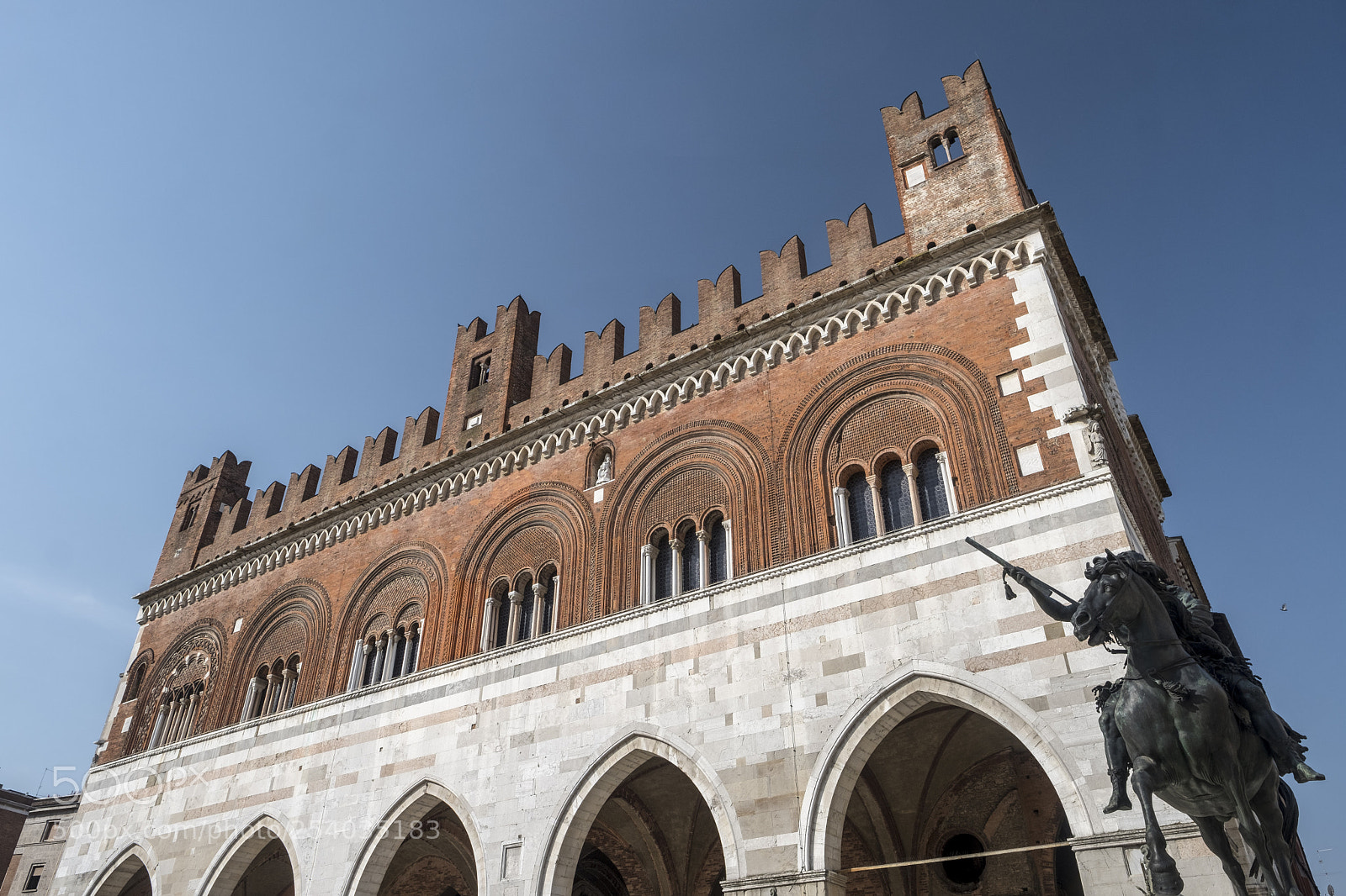 Fujifilm X-T2 sample photo. Piacenza piazza cavalli, main photography