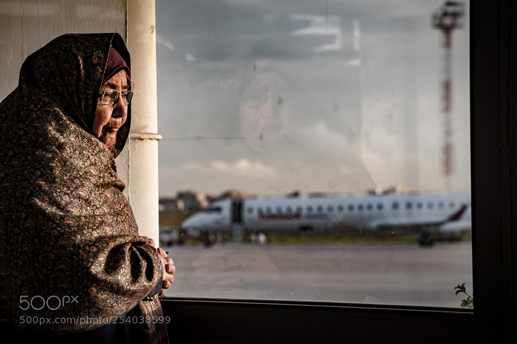 Nikon D5600 sample photo. Old woman waiting plan photography
