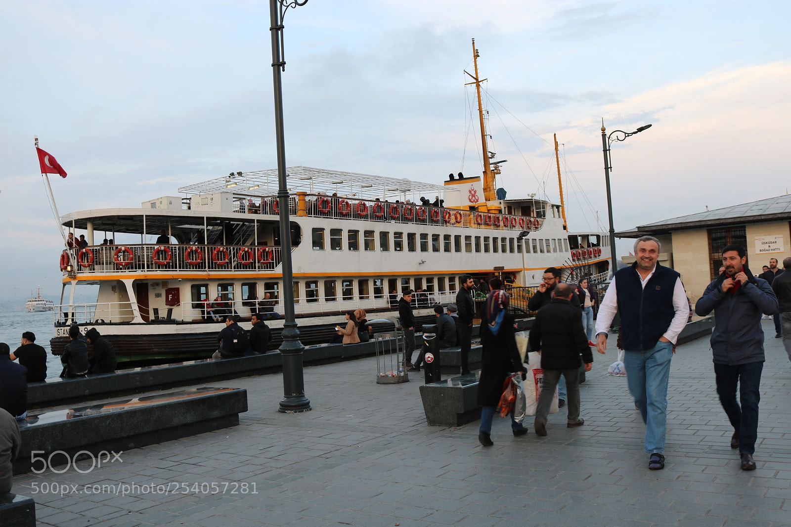 Canon EOS 750D (EOS Rebel T6i / EOS Kiss X8i) sample photo. Eminönü photography