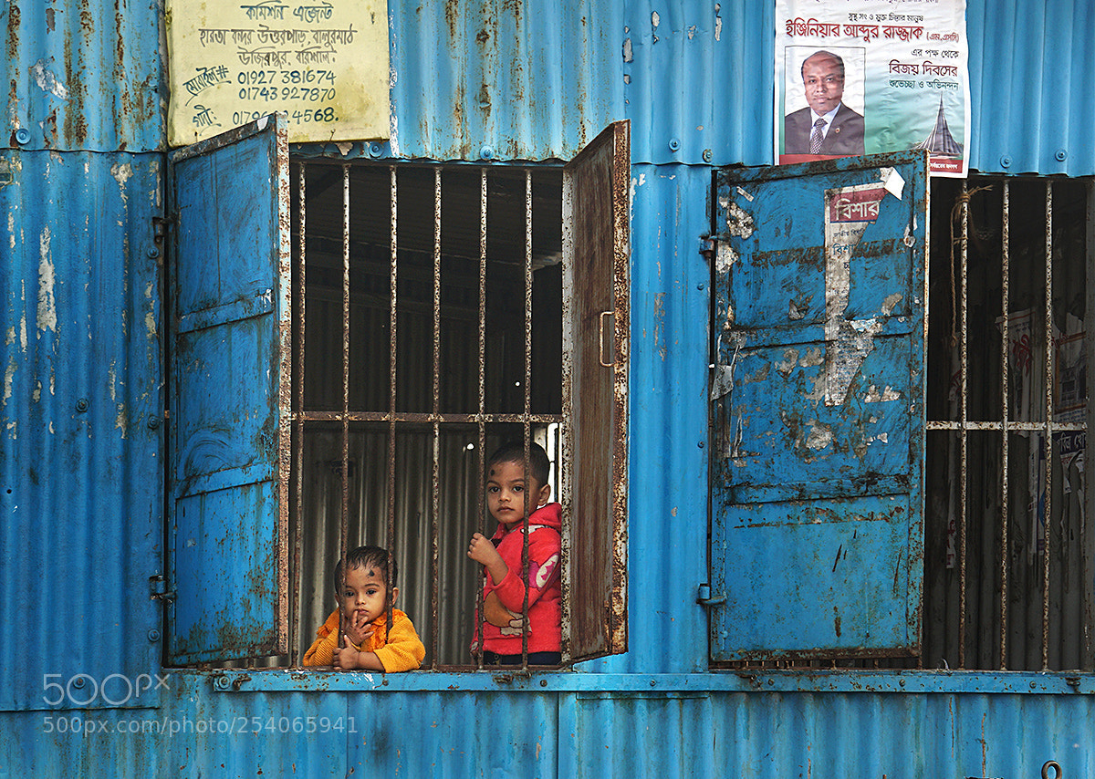 Sony a6000 sample photo. Kids behind bars in photography