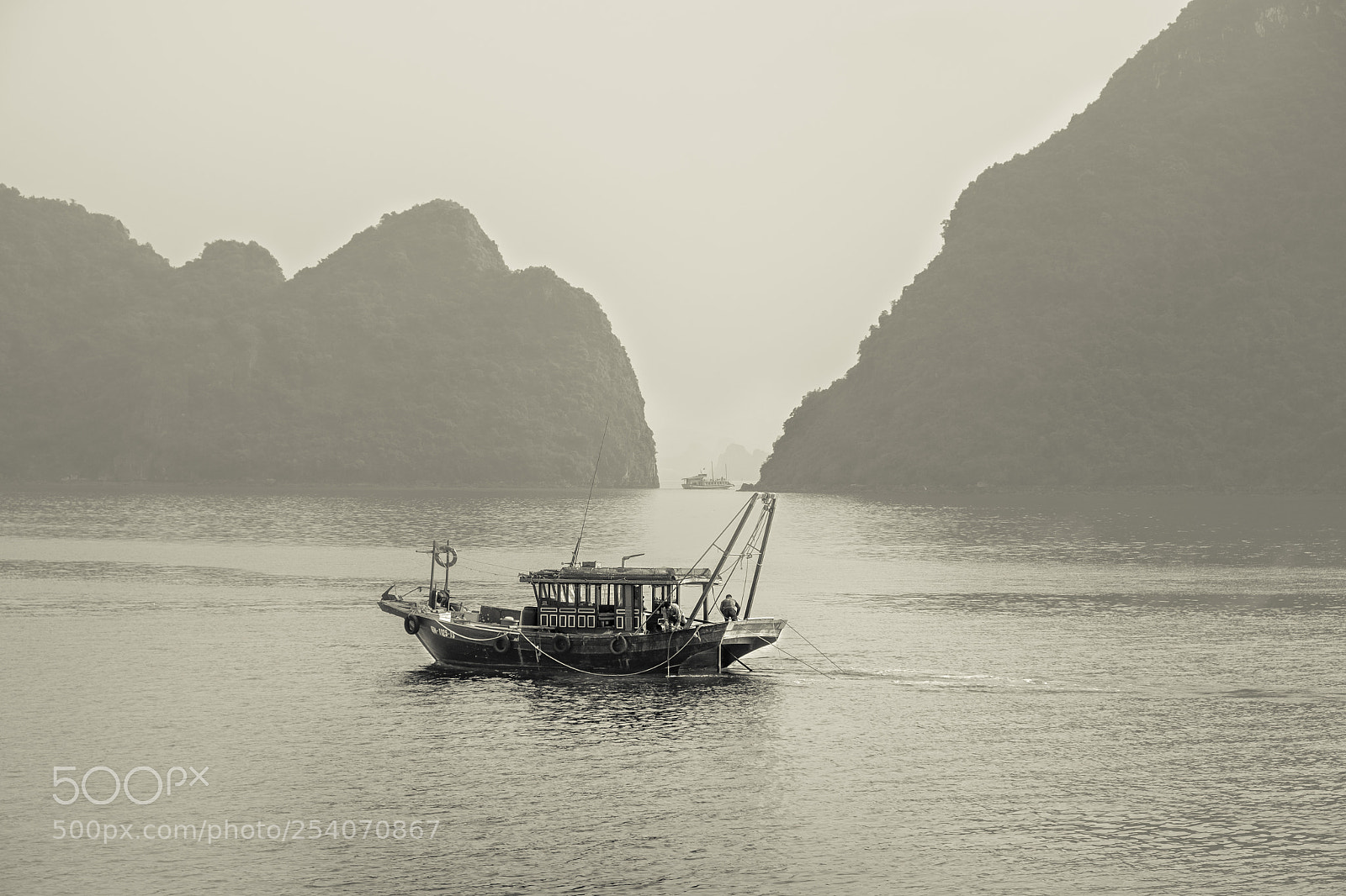 Fujifilm X-T2 sample photo. Halong bay fishing boat photography