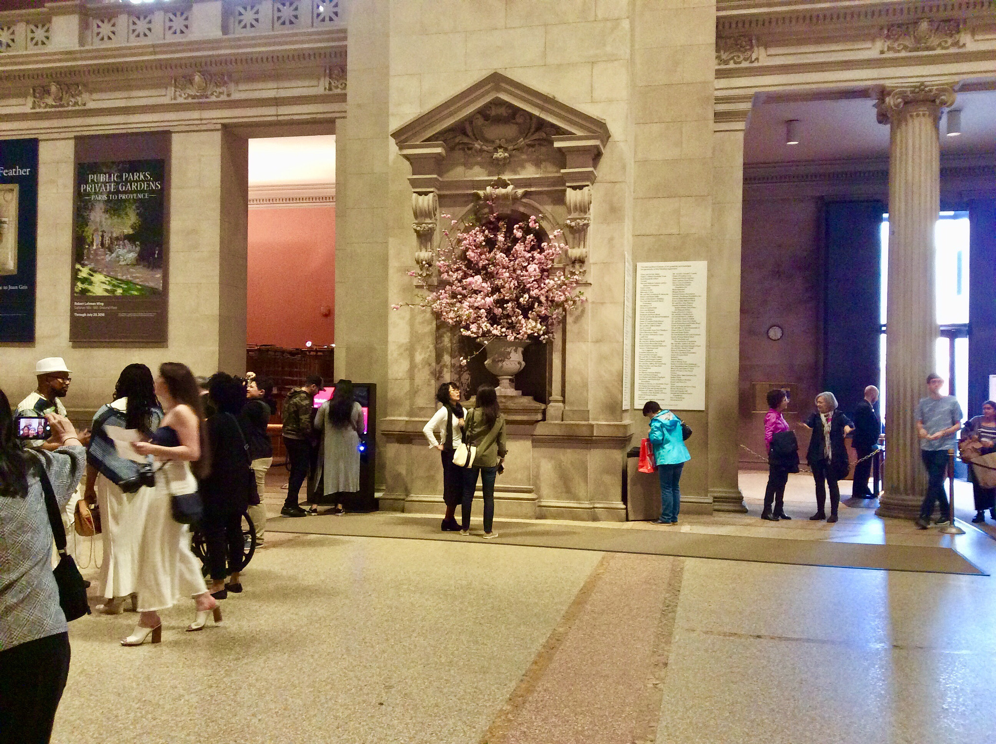Apple iPad mini 2 sample photo. Met, the entrance photography