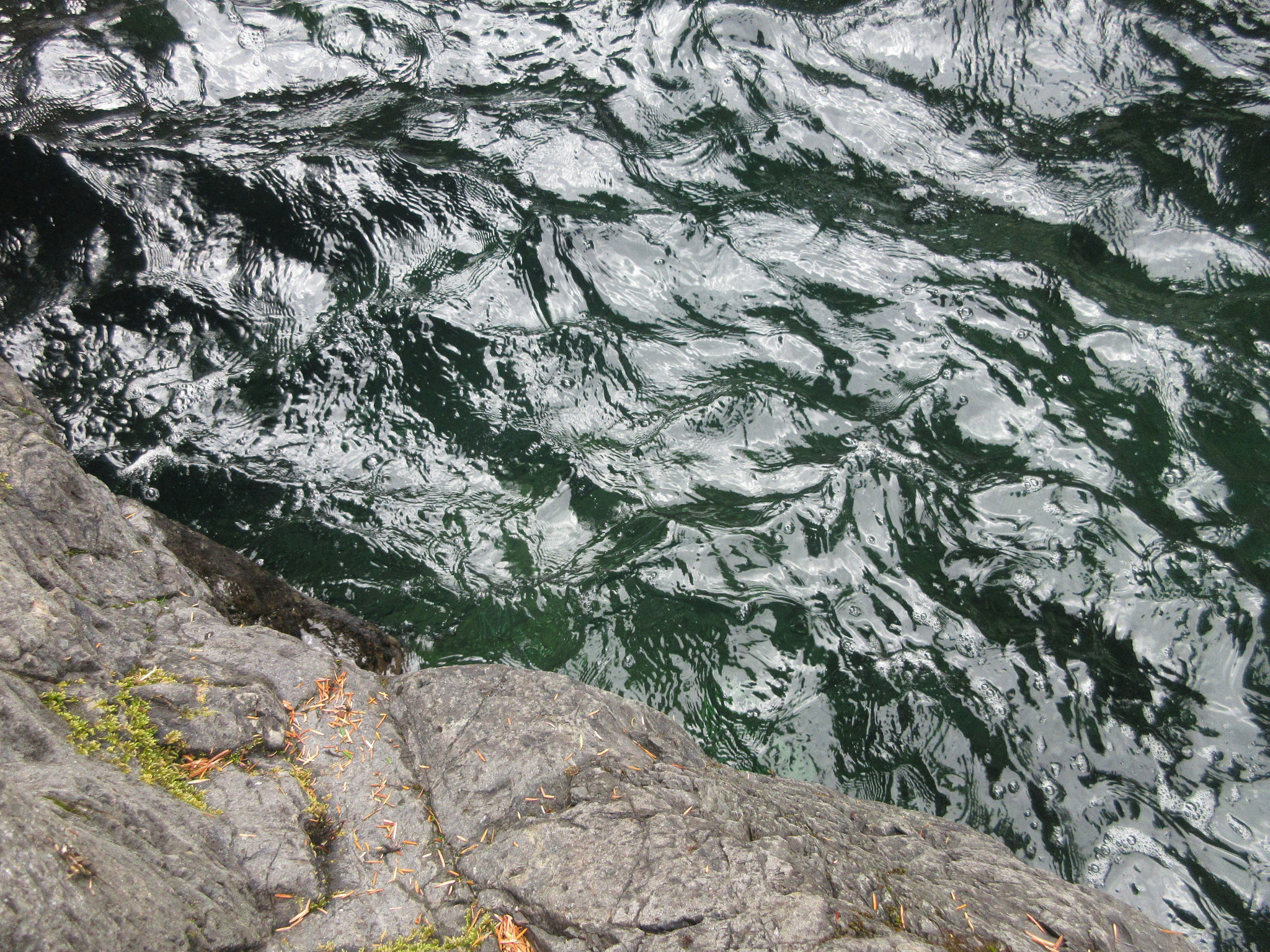 Canon PowerShot ELPH 360 HS (IXUS 285 HS / IXY 650) sample photo. Vivid water, river photography