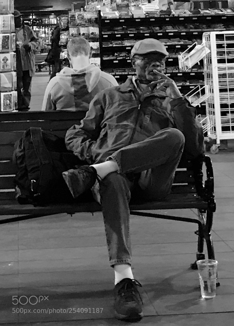 Apple iPhone 7 Plus sample photo. Waiting at north station photography