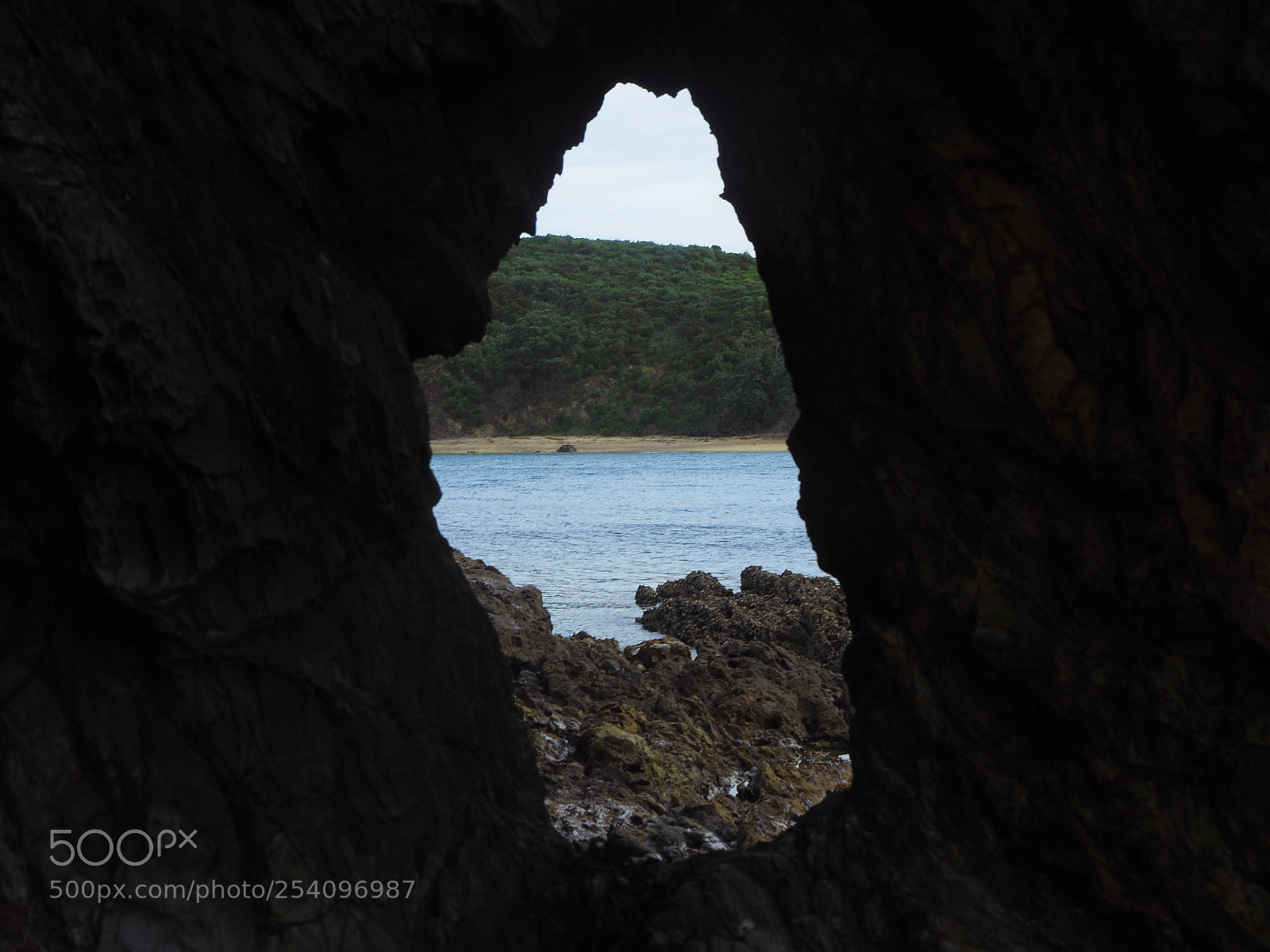 Olympus OM-D E-M10 II sample photo. Hole in a wall photography