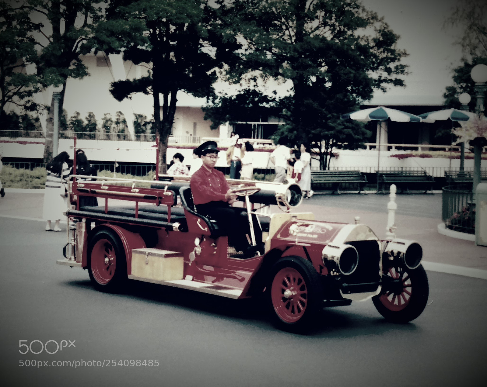 Samsung Galaxy Note4 sample photo. Disney fire truck photography