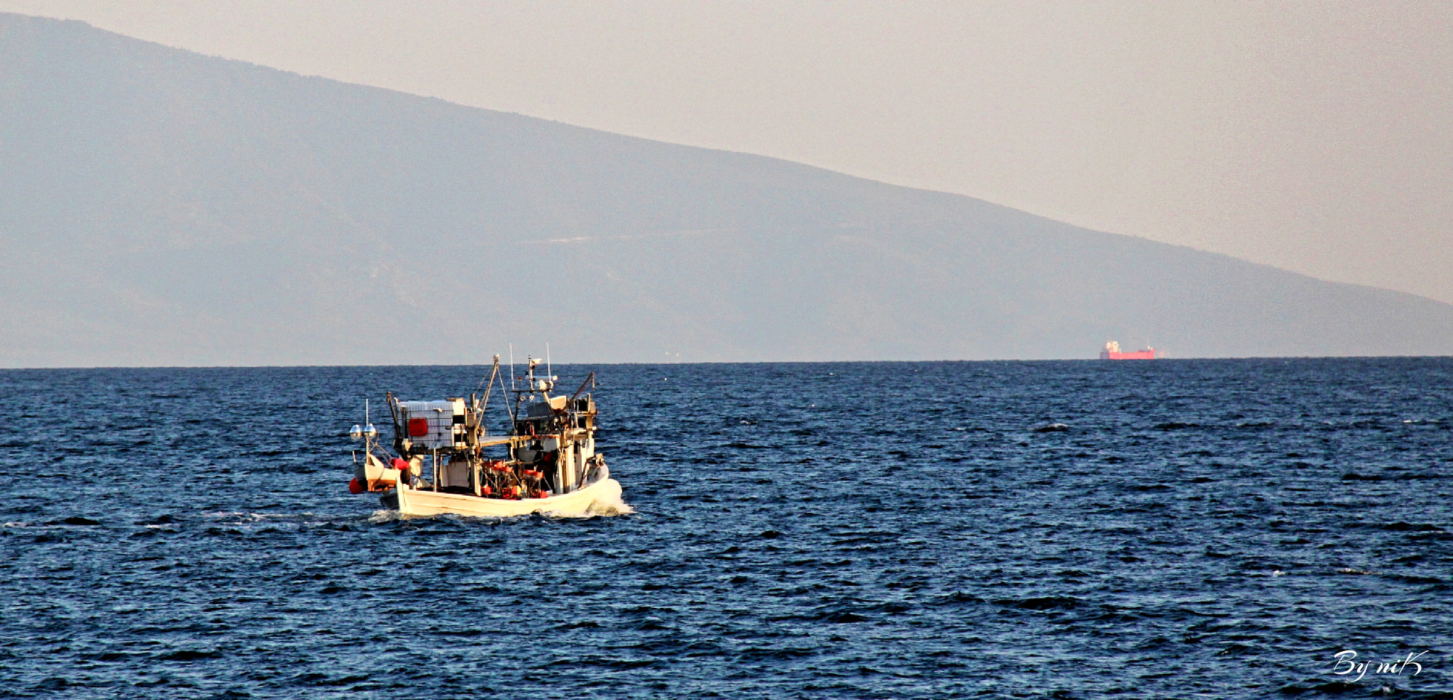 Canon EF-S 18-200mm F3.5-5.6 IS sample photo. ''βγαινει η βαρκουλα του ψαρα''...... photography
