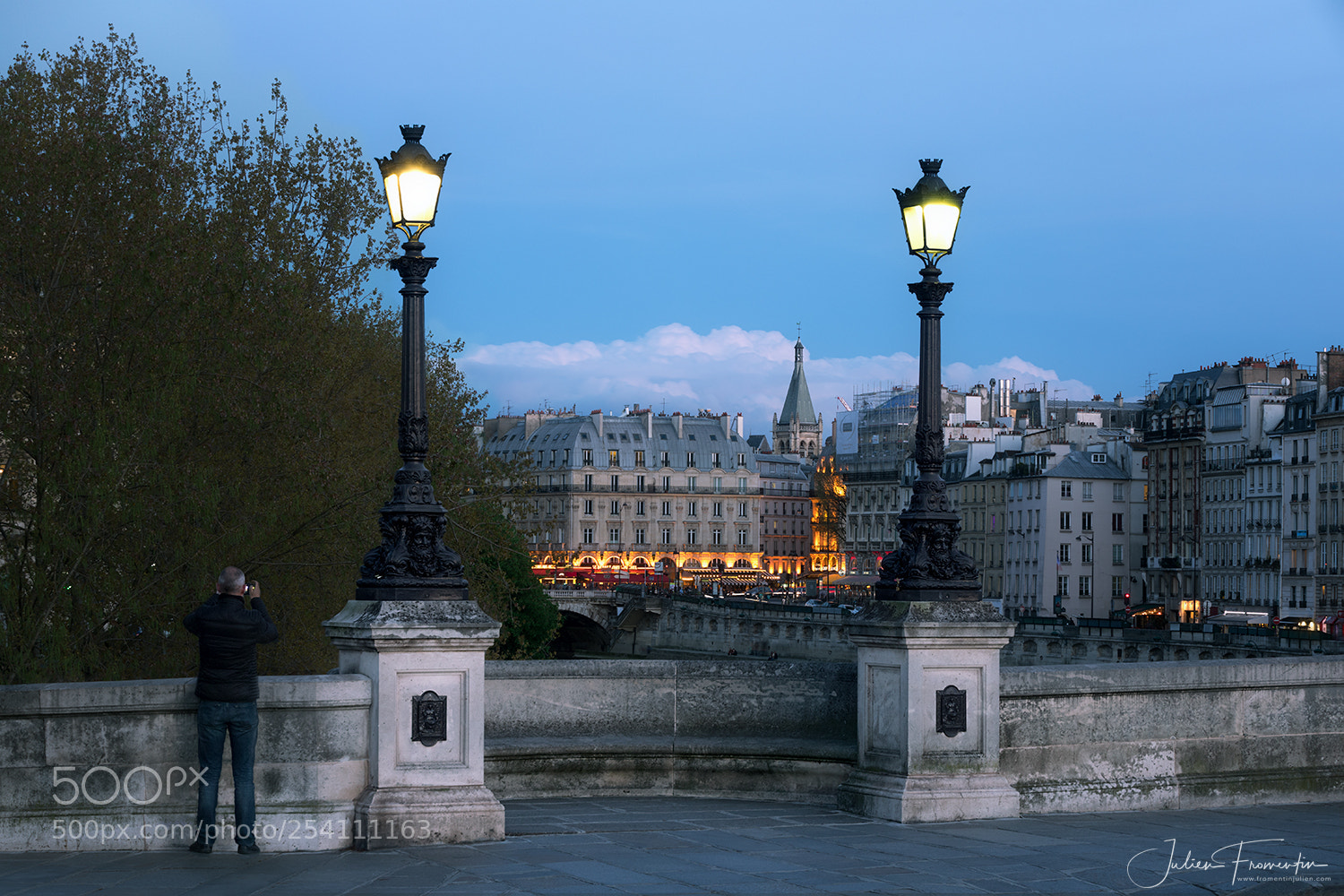 Canon EOS 5D Mark IV sample photo. Pont neuf place saint-michel photography