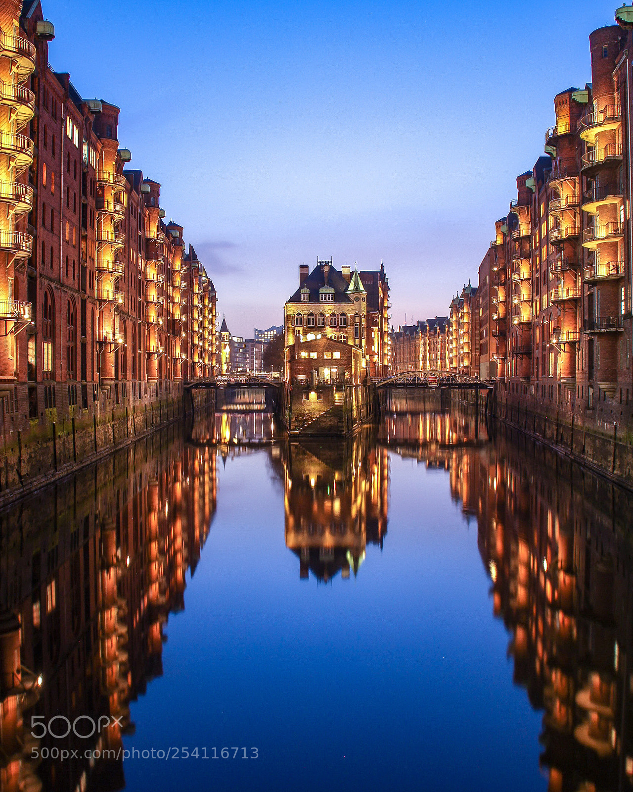 Canon EOS 700D (EOS Rebel T5i / EOS Kiss X7i) sample photo. Wasserschloss speicherstadt hamburg photography