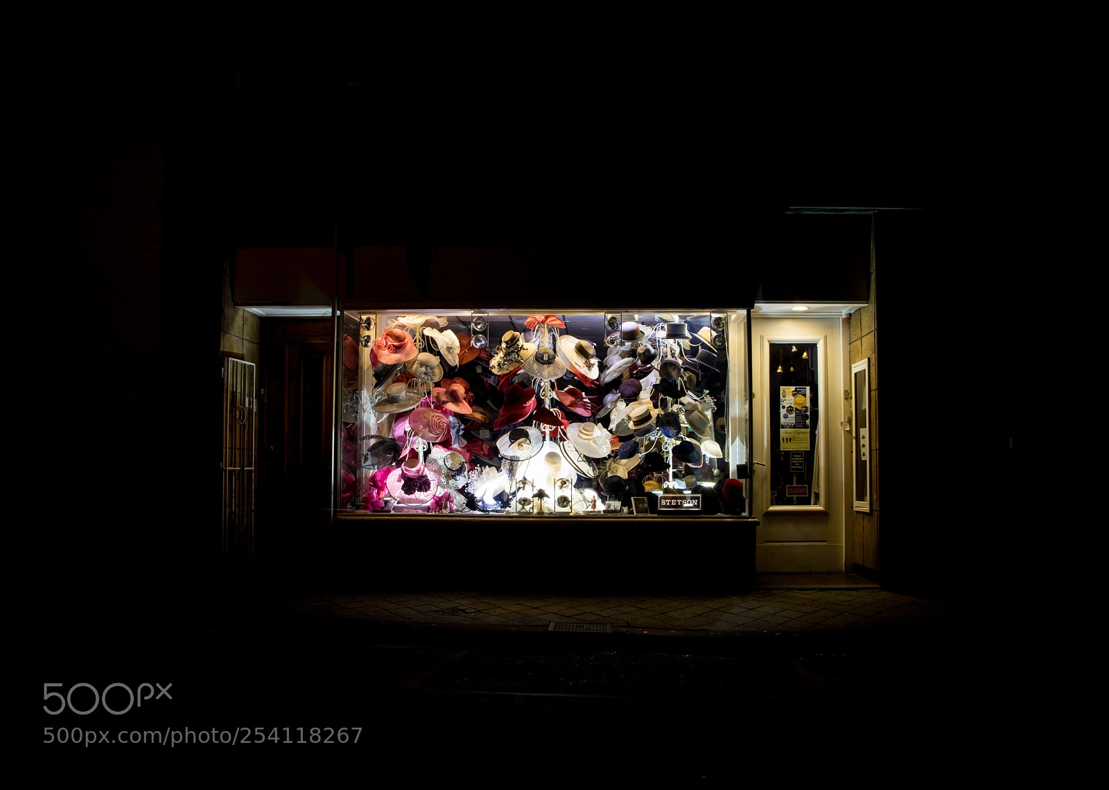 Canon EOS 5D Mark IV sample photo. Urban aquarium photography