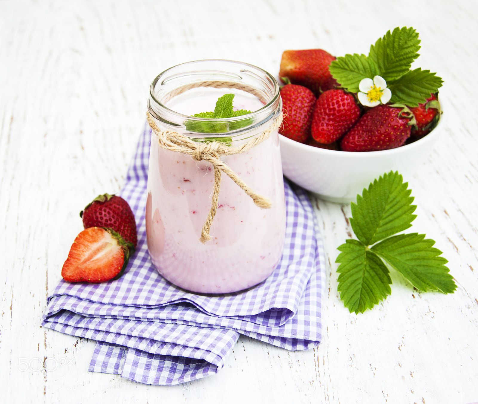 Nikon D90 sample photo. Strawberry yogurt photography