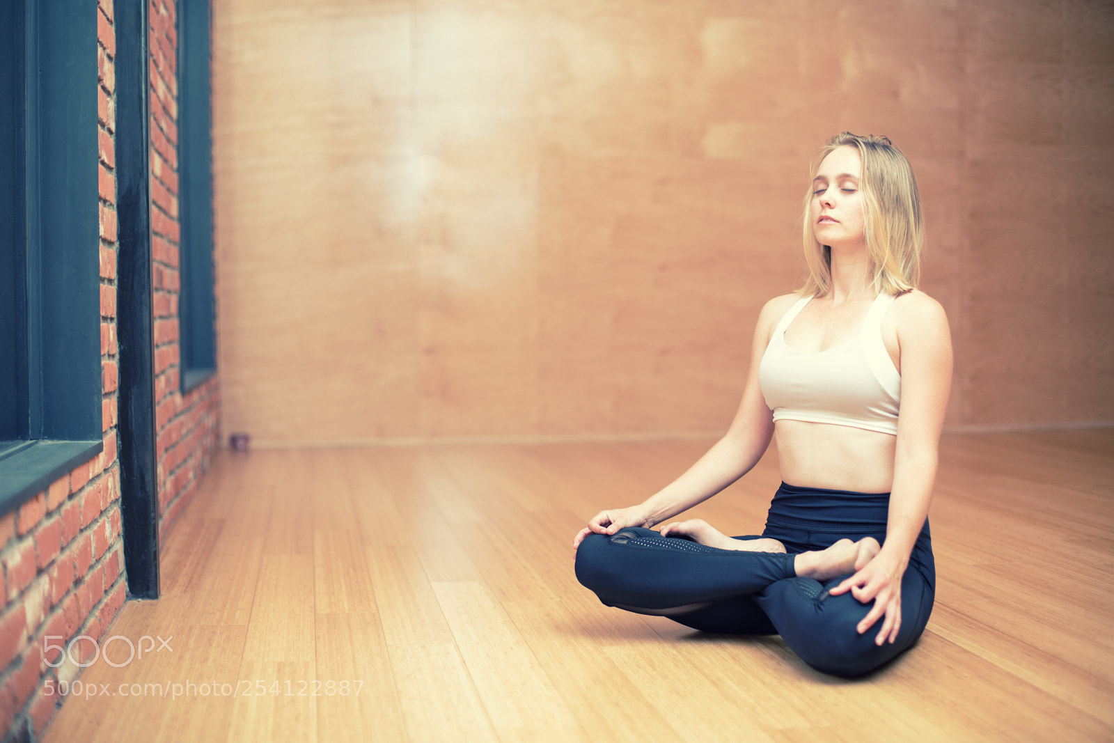 Canon EOS 5D Mark IV sample photo. Blond female sitting in photography