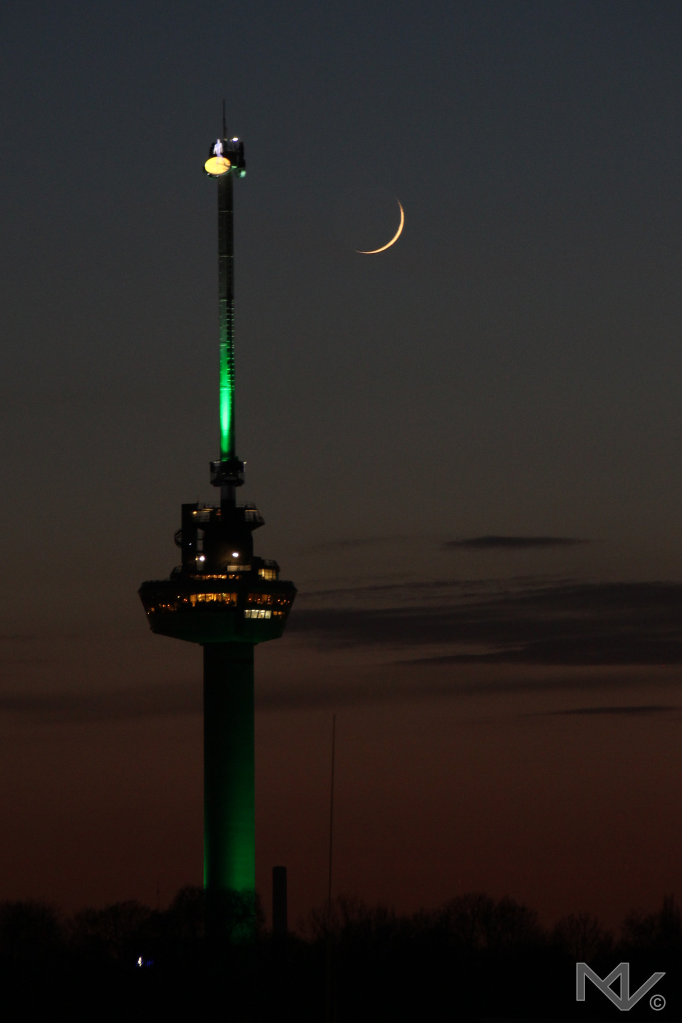 Sigma 18-250mm F3.5-6.3 DC OS HSM sample photo. At night i photography