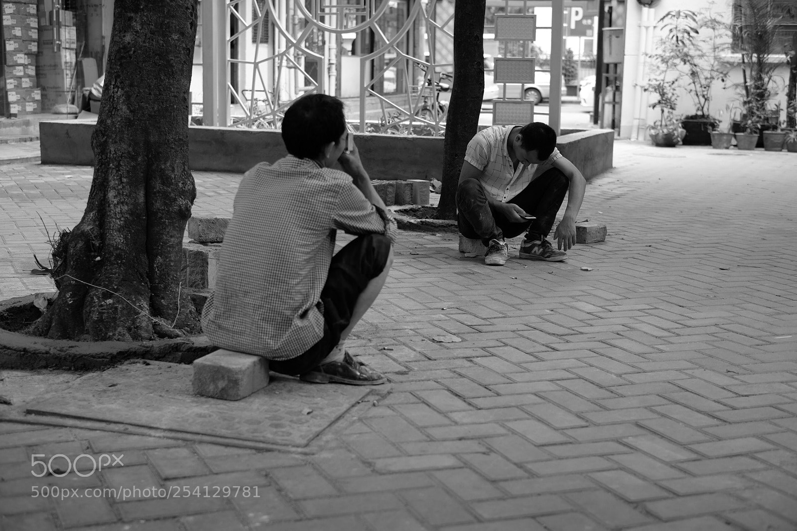 Fujifilm X-T1 sample photo. Two people playing mobile photography