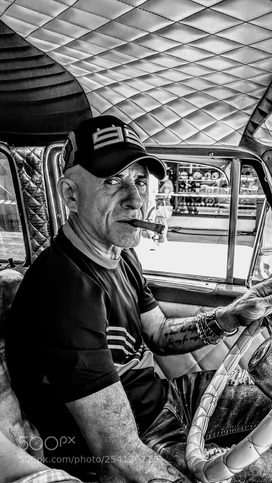 Google Pixel 2 XL sample photo. Cuba taxi driver photography