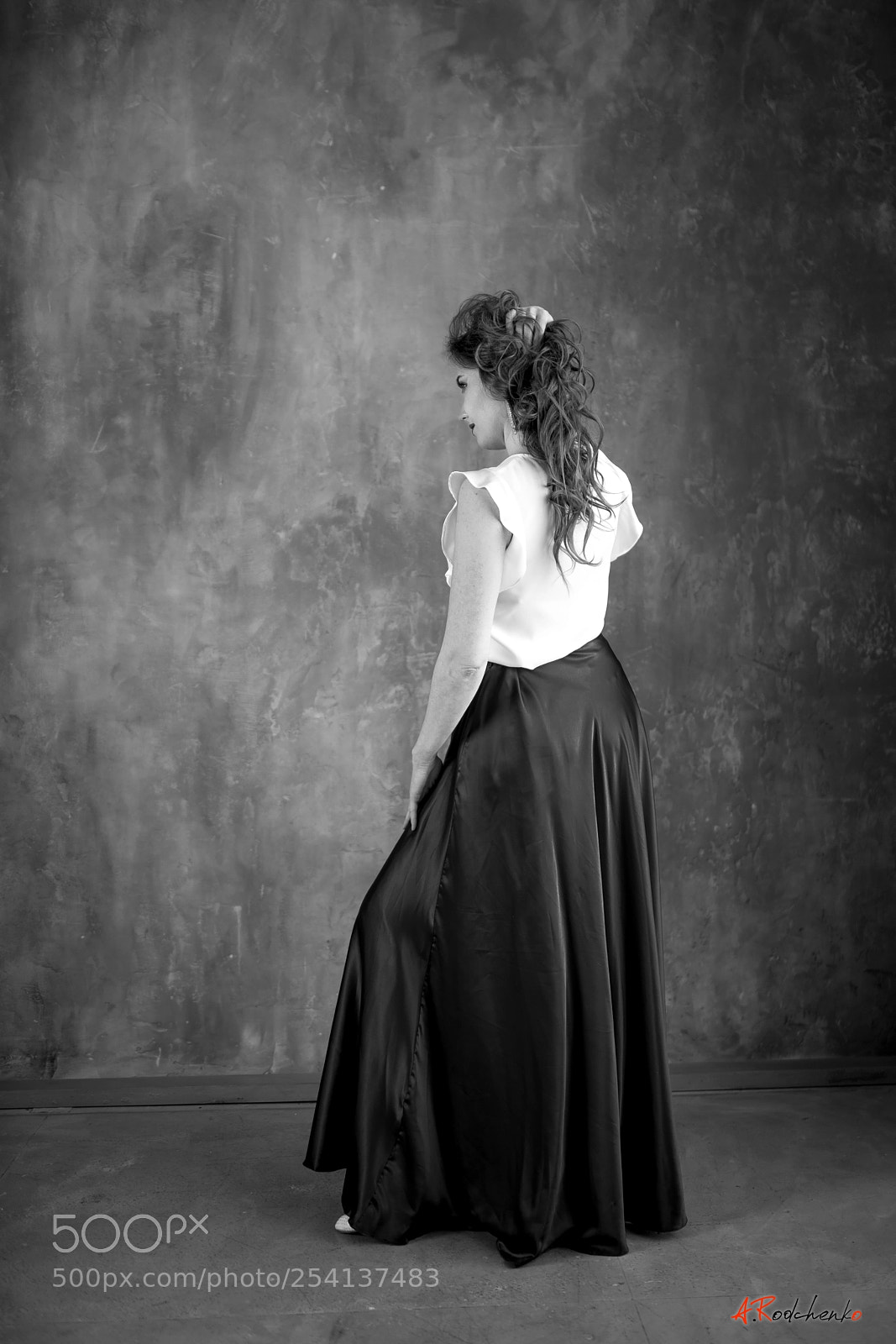 Canon EOS 6D Mark II sample photo. Woman in bw photography