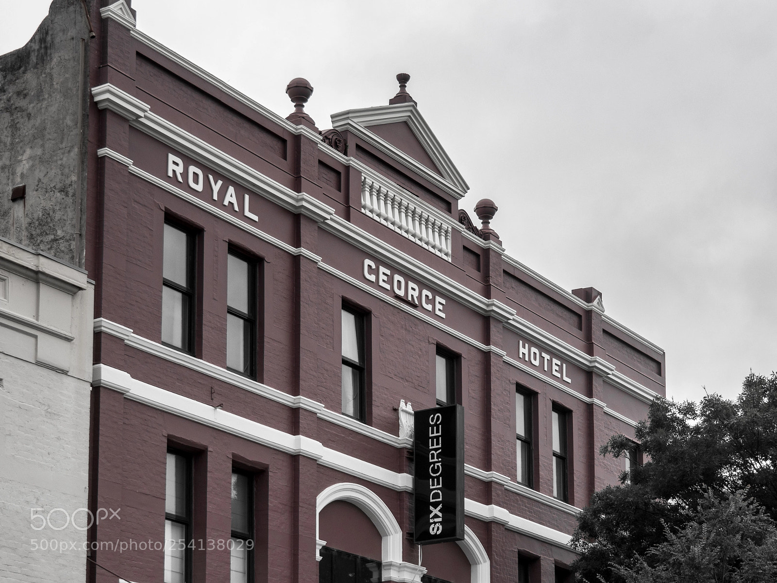 Olympus OM-D E-M5 II sample photo. Royal george hotel photography