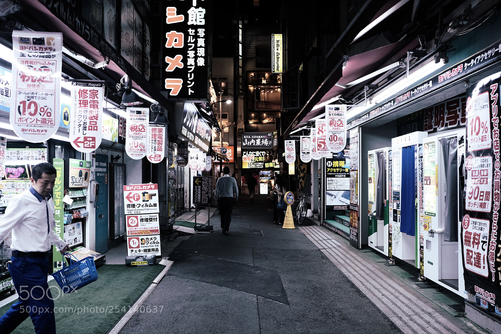 Fujifilm X-Pro2 sample photo. Strolling in shinjuku photography