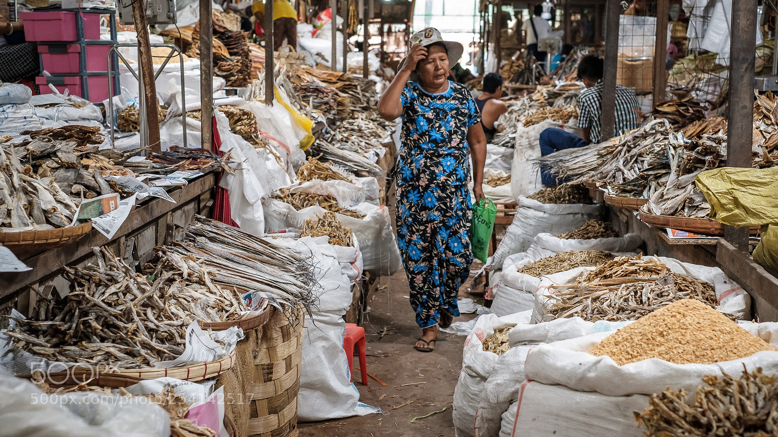 Fujifilm X-T2 sample photo. Buying dry fish photography