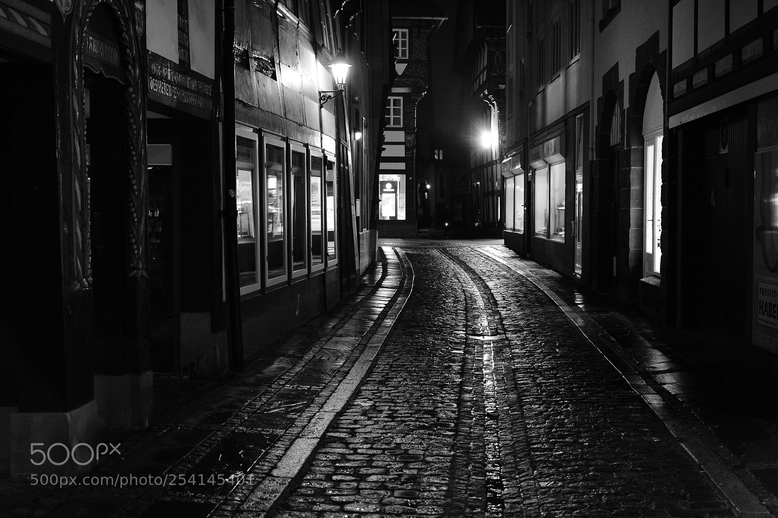 Nikon D5200 + Nikon AF-S DX Nikkor 35mm F1.8G sample photo. Gasse photography