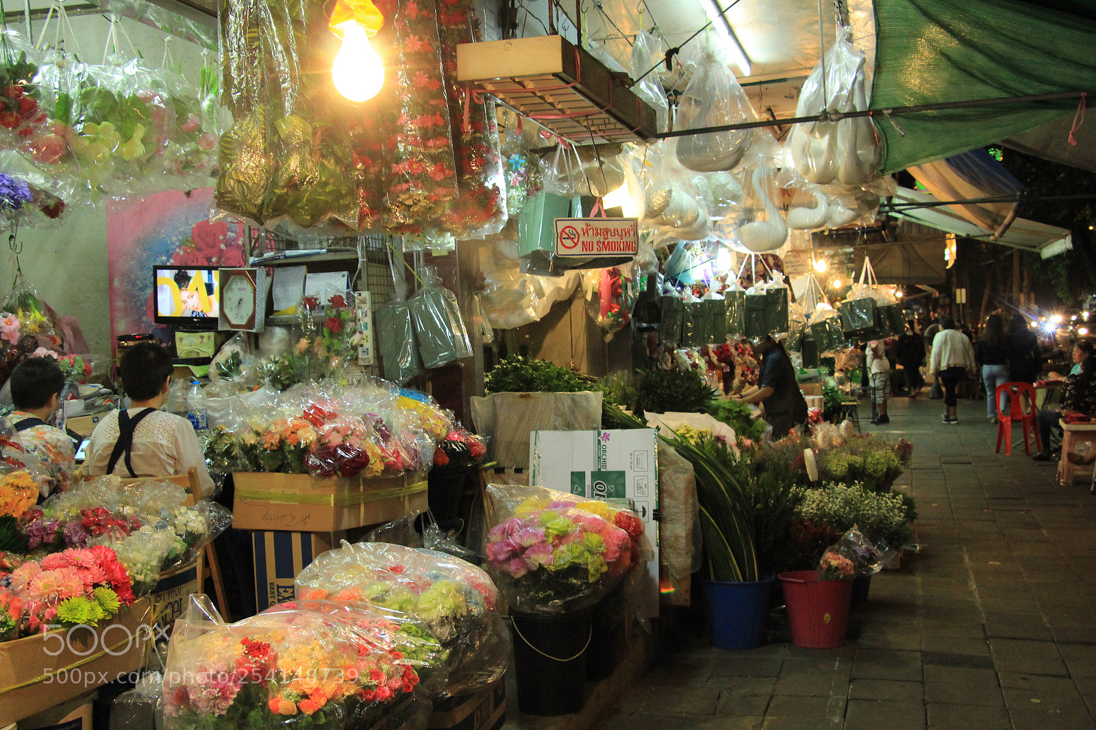 Canon EOS 700D (EOS Rebel T5i / EOS Kiss X7i) sample photo. Flower market at night photography