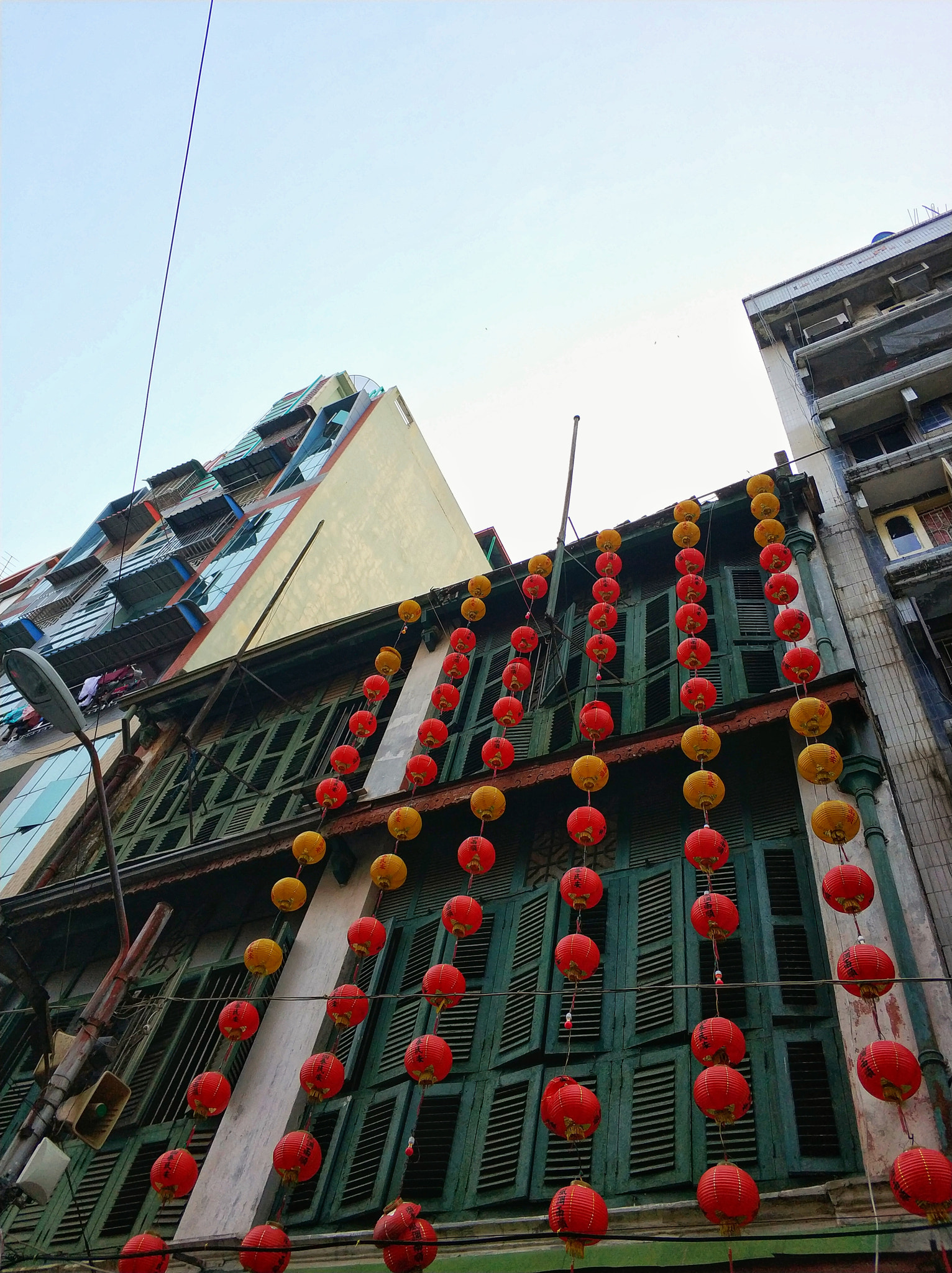 Xiaomi Mi Note 3 sample photo. Downtown chinese building photography