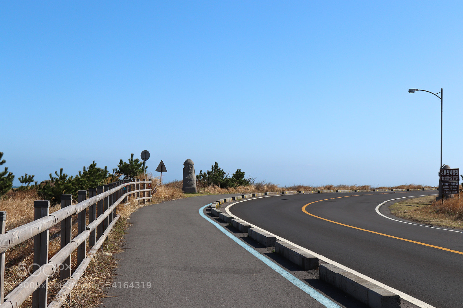 Canon EOS 200D (EOS Rebel SL2 / EOS Kiss X9) sample photo. Lonely stone grandpa photography