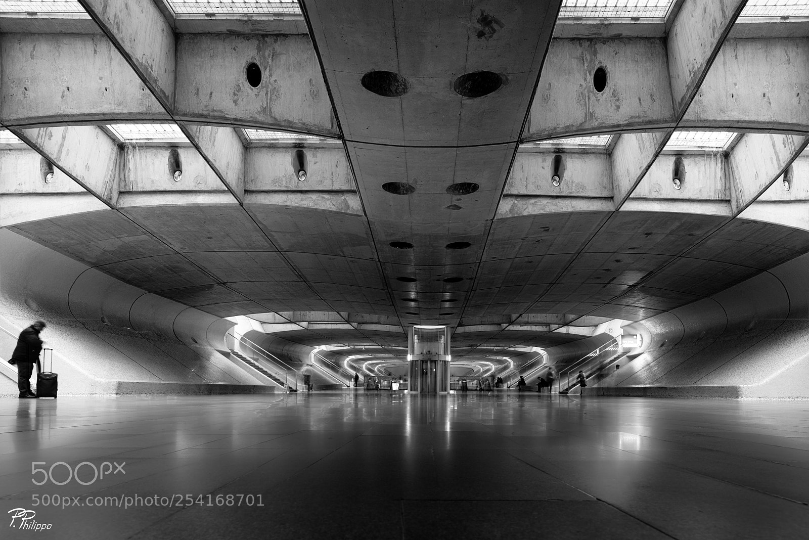 Canon EOS 5D Mark IV sample photo. Oriente rail station photography