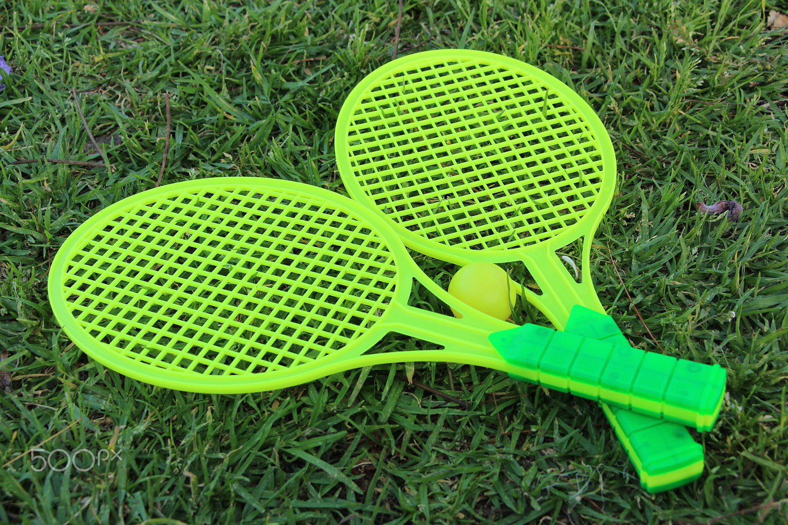 Canon EOS 650D (EOS Rebel T4i / EOS Kiss X6i) sample photo. Tennis rackets toy with ball on the green grass photography