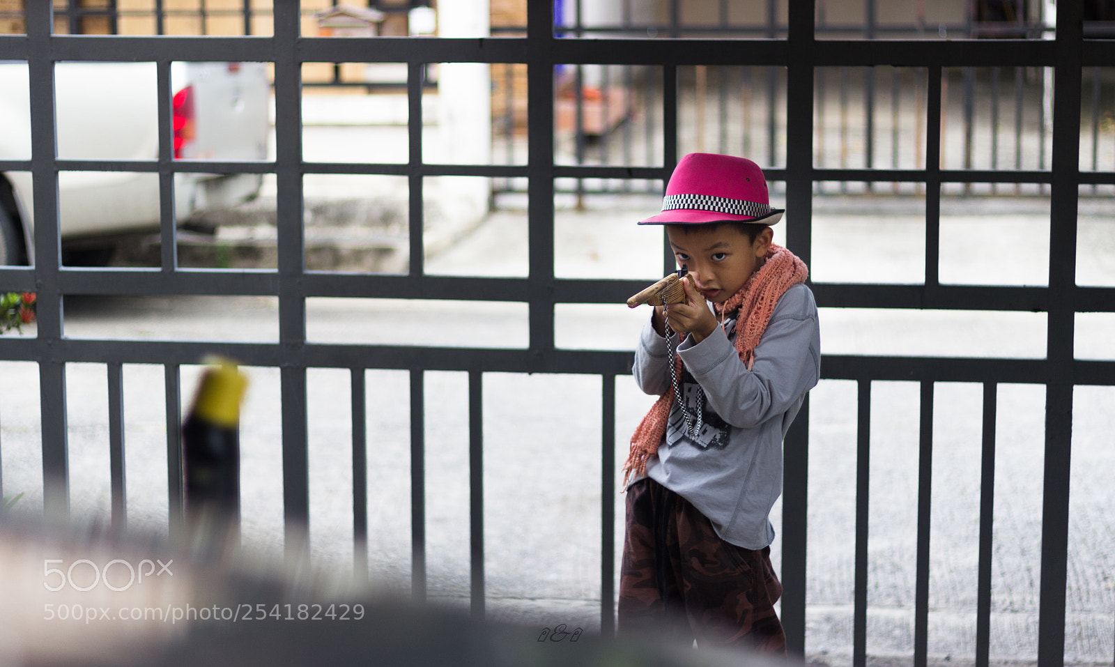 Canon EOS 600D (Rebel EOS T3i / EOS Kiss X5) sample photo. A boy play elastic photography