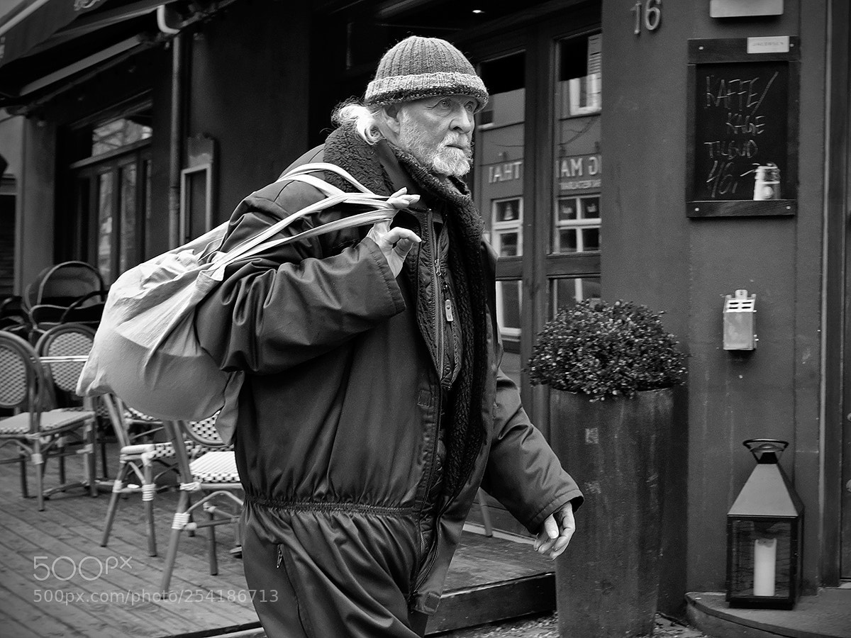 Fujifilm X-Pro2 sample photo. Cold day shopping photography
