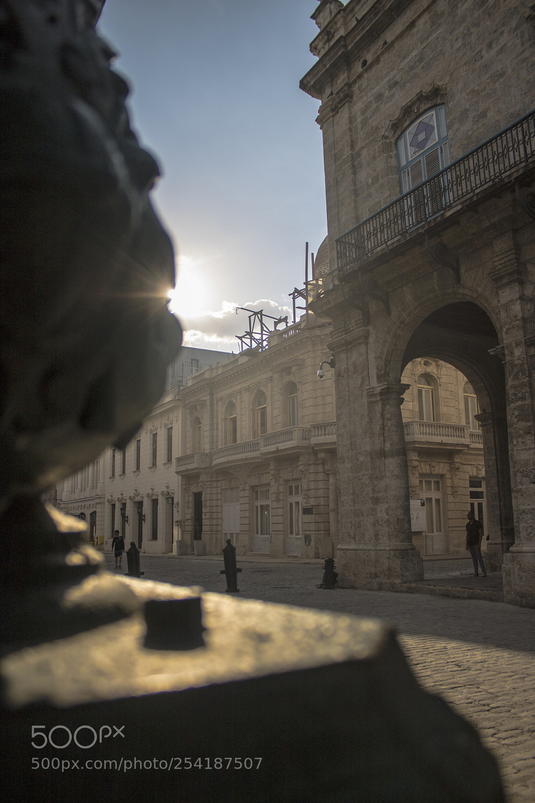 Canon EOS 750D (EOS Rebel T6i / EOS Kiss X8i) sample photo. Plaza under the sun photography