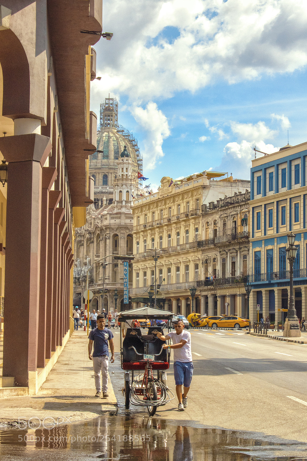 Canon EOS 750D (EOS Rebel T6i / EOS Kiss X8i) sample photo. Havana streets photography