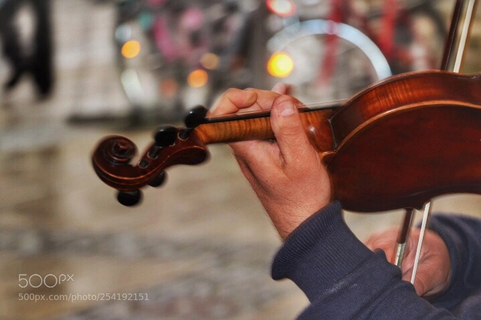 Canon EOS 750D (EOS Rebel T6i / EOS Kiss X8i) sample photo. Singing in the rain photography