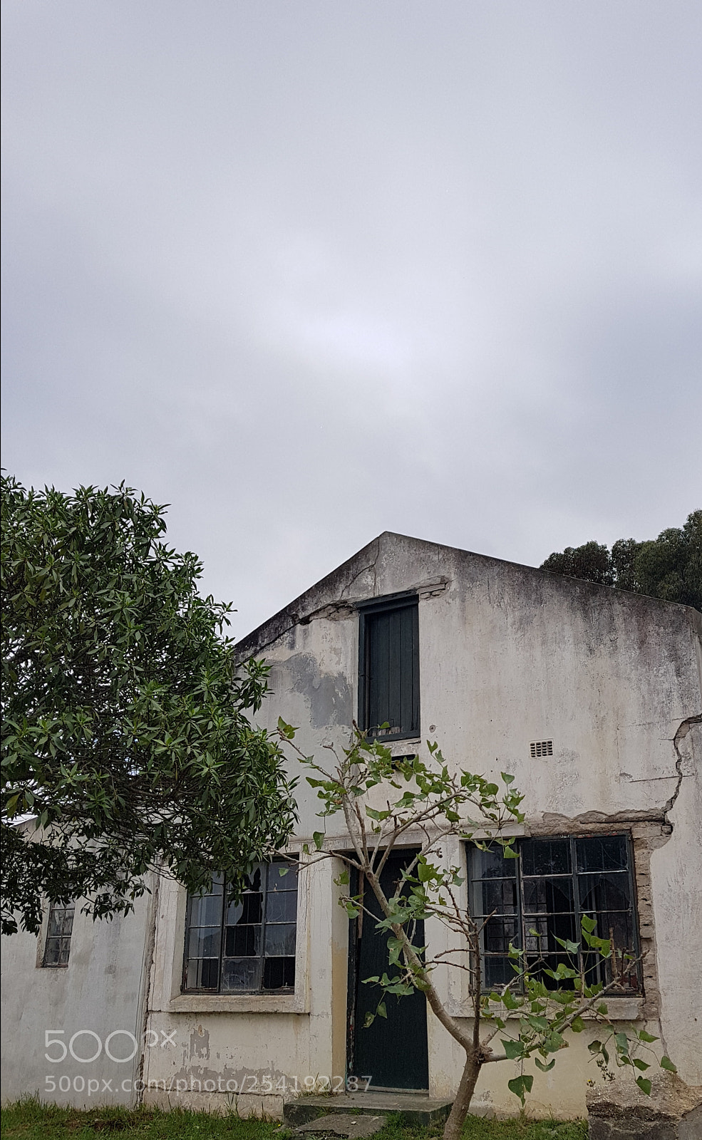 Samsung Galaxy S8 sample photo. Deserted house photography