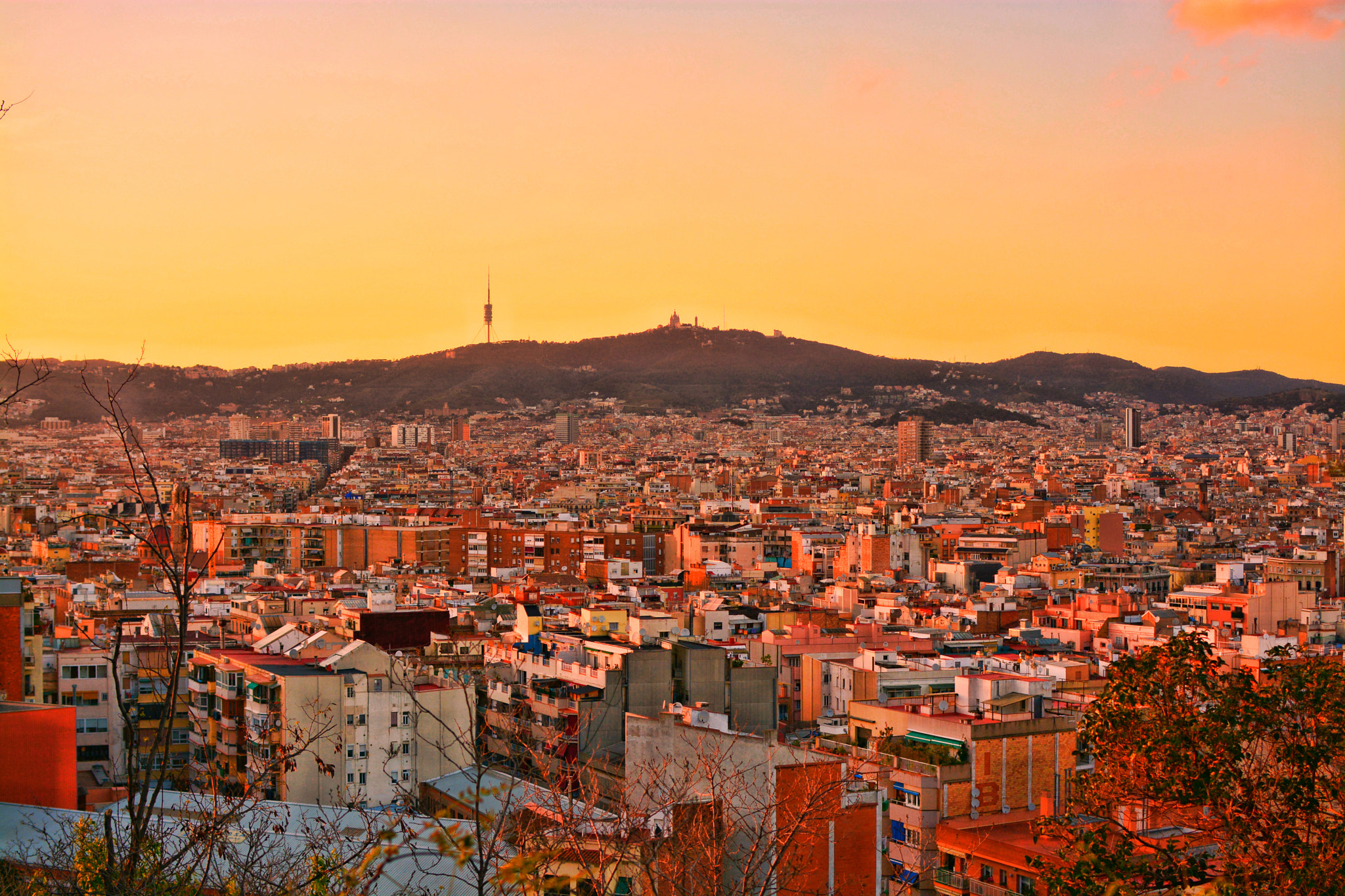 Nikon D7100 + Nikon AF-S DX Nikkor 35mm F1.8G sample photo. Buenas noches, barcelona photography