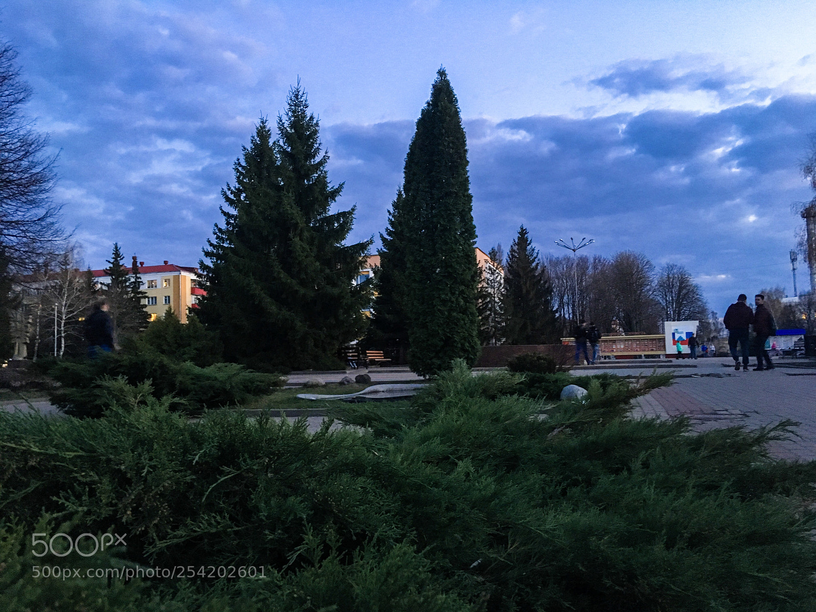 Apple iPhone SE sample photo. Town square photography