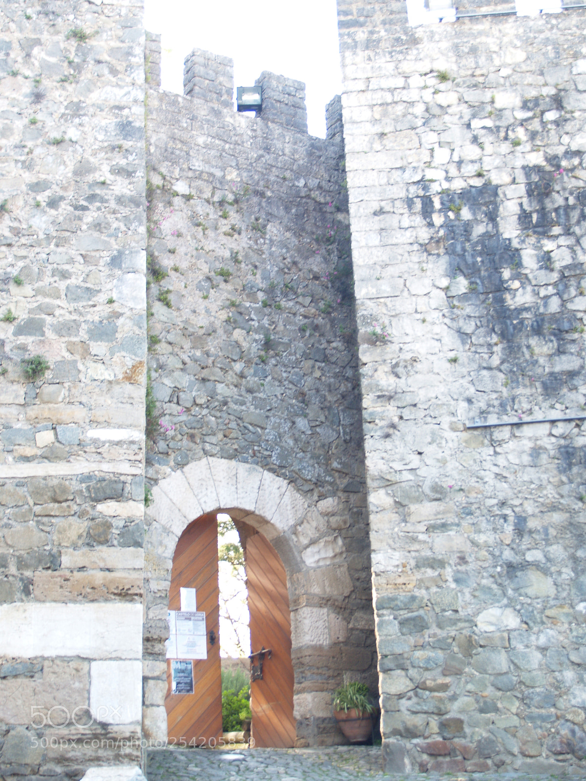 Olympus E-300 (EVOLT E-300) sample photo. Leiria - castel  gate photography